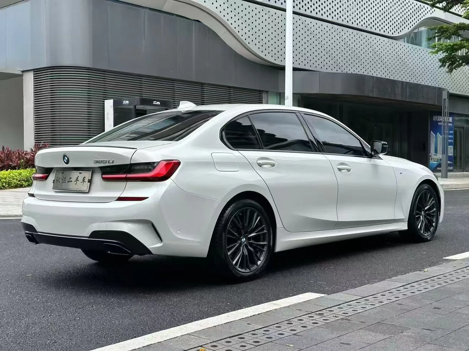 宝马325Li 实拍图 6